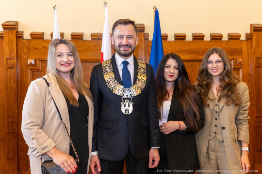 umk_0751.jpg-Aleksander Miszalski, gratulacje, prezydent, goście, zaprzysiężenie, ślubowanie