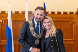umk_0755.jpg-Aleksander Miszalski, gratulacje, prezydent, goście, zaprzysiężenie, ślubowanie