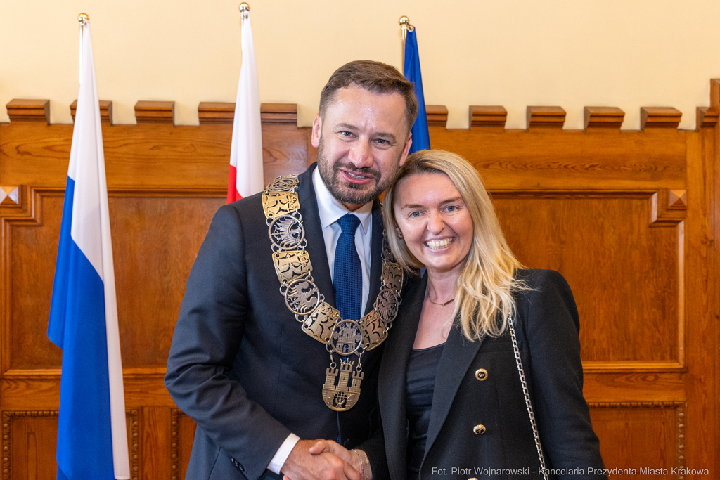 umk_0755.jpg-Aleksander Miszalski, gratulacje, prezydent, goście, zaprzysiężenie, ślubowanie  Autor: P. Wojnarowski