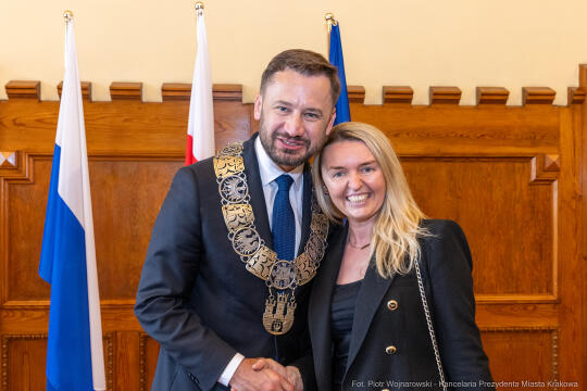 umk_0755.jpg-Aleksander Miszalski, gratulacje, prezydent, goście, zaprzysiężenie, ślubowanie