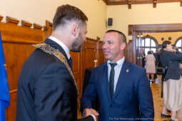 umk_0759.jpg-Aleksander Miszalski, gratulacje, prezydent, goście, zaprzysiężenie, ślubowanie