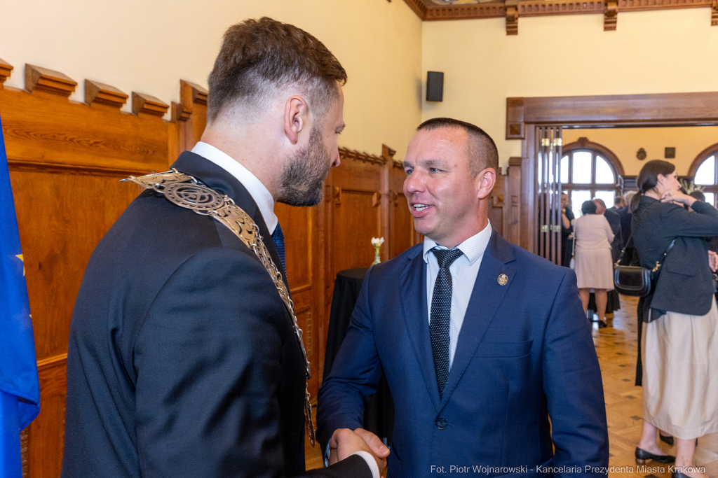 umk_0759.jpg-Aleksander Miszalski, gratulacje, prezydent, goście, zaprzysiężenie, ślubowanie  Autor: P. Wojnarowski