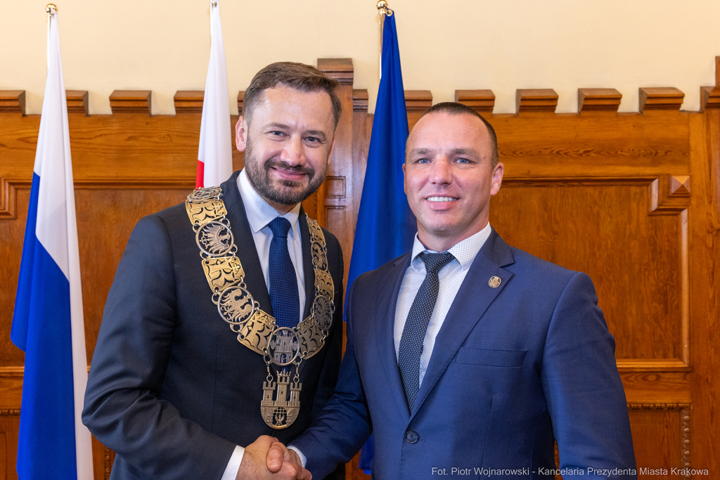 umk_0760.jpg-Aleksander Miszalski, gratulacje, prezydent, goście, zaprzysiężenie, ślubowanie  Autor: P. Wojnarowski