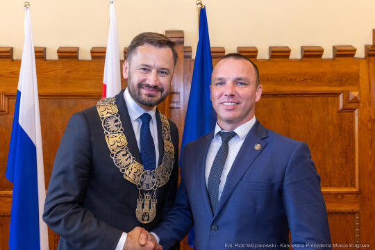 umk_0760.jpg-Aleksander Miszalski, gratulacje, prezydent, goście, zaprzysiężenie, ślubowanie