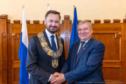 umk_0766.jpg-Aleksander Miszalski, gratulacje, prezydent, goście, zaprzysiężenie, ślubowanie