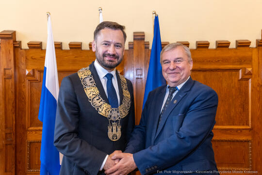 umk_0766.jpg-Aleksander Miszalski, gratulacje, prezydent, goście, zaprzysiężenie, ślubowanie