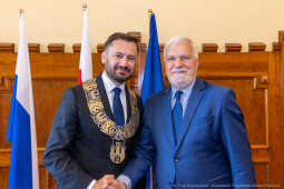 umk_0771.jpg-Aleksander Miszalski, gratulacje, prezydent, goście, zaprzysiężenie, ślubowanie