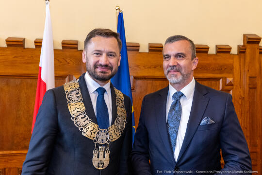 umk_0775.jpg-Aleksander Miszalski, gratulacje, prezydent, goście, zaprzysiężenie, ślubowanie