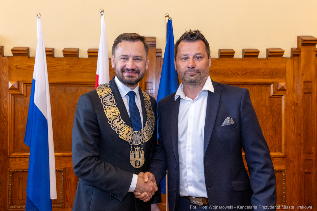 umk_0779.jpg-Aleksander Miszalski, gratulacje, prezydent, goście, zaprzysiężenie, ślubowanie  Autor: P. Wojnarowski