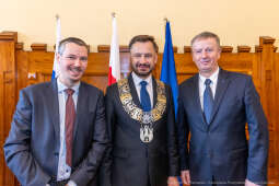 umk_0783.jpg-Aleksander Miszalski, gratulacje, prezydent, goście, zaprzysiężenie, ślubowanie