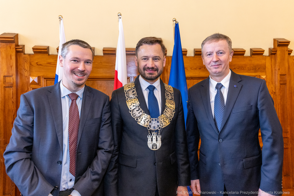 umk_0783.jpg-Aleksander Miszalski, gratulacje, prezydent, goście, zaprzysiężenie, ślubowanie  Autor: P. Wojnarowski