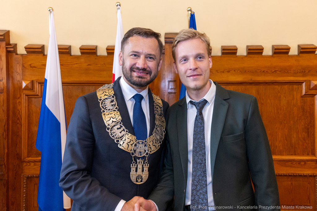 umk_0787.jpg-Aleksander Miszalski, gratulacje, prezydent, goście, zaprzysiężenie, ślubowanie  Autor: P. Wojnarowski