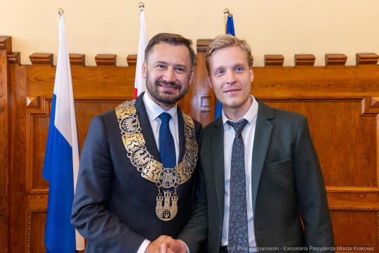 umk_0787.jpg-Aleksander Miszalski, gratulacje, prezydent, goście, zaprzysiężenie, ślubowanie
