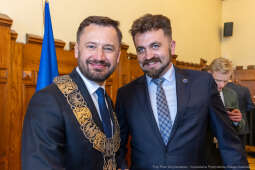 umk_0789.jpg-Aleksander Miszalski, gratulacje, prezydent, goście, zaprzysiężenie, ślubowanie