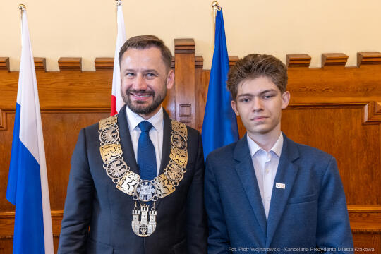 umk_0792.jpg-Aleksander Miszalski, gratulacje, prezydent, goście, zaprzysiężenie, ślubowanie