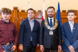 umk_0795.jpg-Aleksander Miszalski, gratulacje, prezydent, goście, zaprzysiężenie, ślubowanie