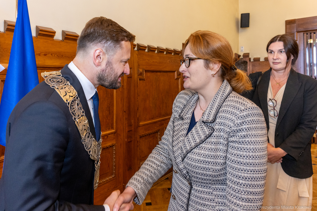 umk_0797.jpg-Aleksander Miszalski, gratulacje, prezydent, goście, zaprzysiężenie, ślubowanie  Autor: P. Wojnarowski