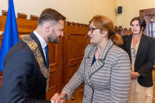 umk_0797.jpg-Aleksander Miszalski, gratulacje, prezydent, goście, zaprzysiężenie, ślubowanie