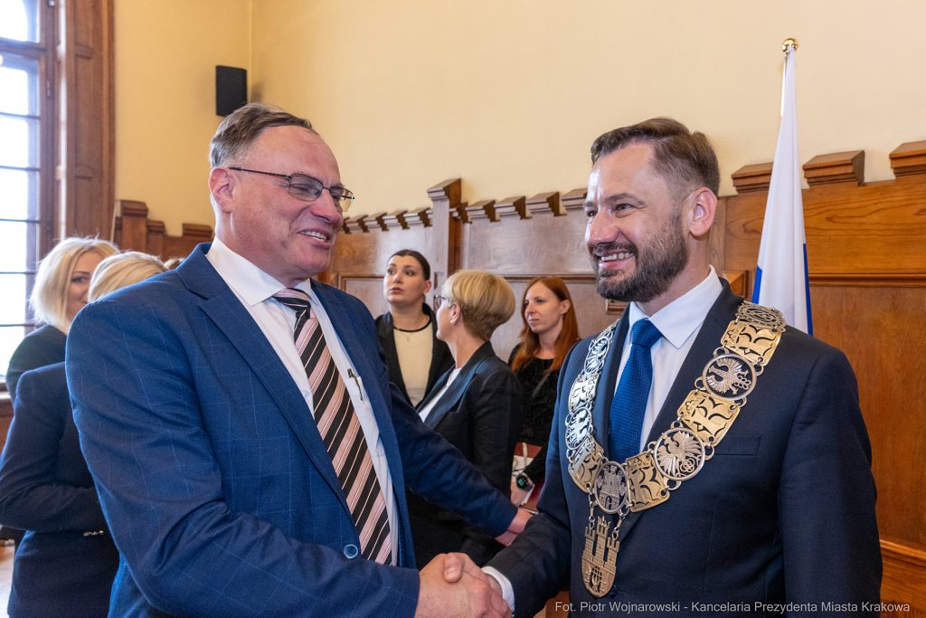 umk_0803.jpg-Aleksander Miszalski, gratulacje, prezydent, goście, zaprzysiężenie, ślubowanie  Autor: P. Wojnarowski