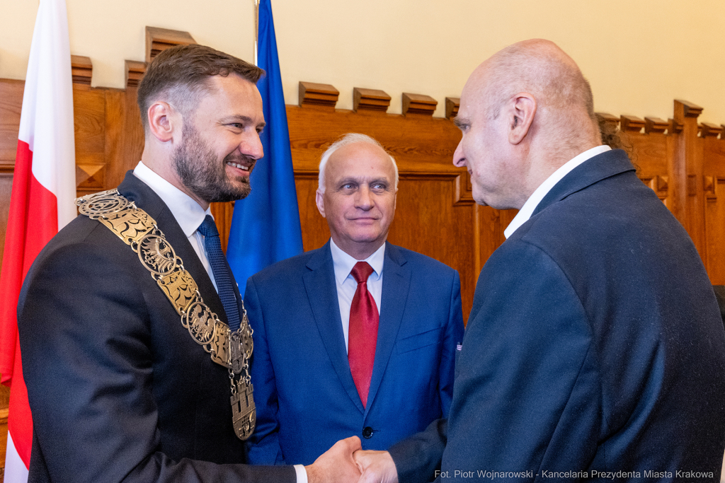 umk_0816.jpg-Aleksander Miszalski, gratulacje, prezydent, goście, zaprzysiężenie, ślubowanie  Autor: P. Wojnarowski