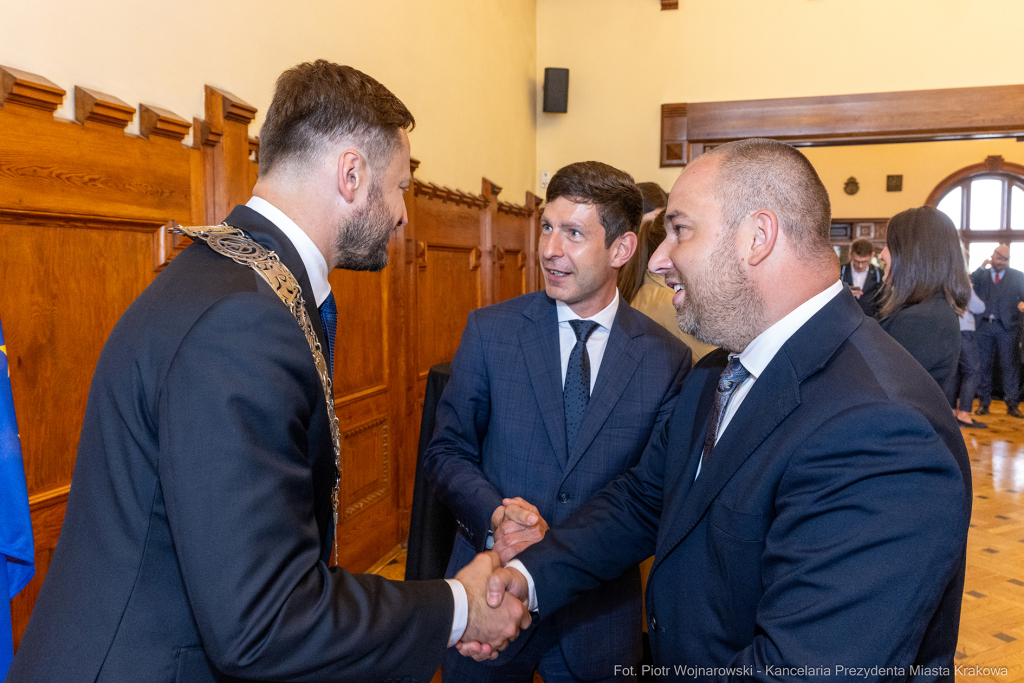 umk_0821.jpg-Aleksander Miszalski, gratulacje, prezydent, goście, zaprzysiężenie, ślubowanie  Autor: P. Wojnarowski