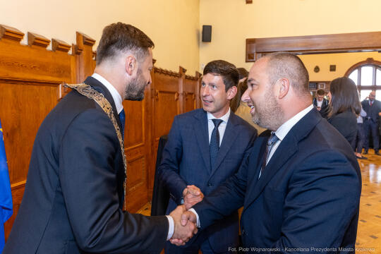 umk_0821.jpg-Aleksander Miszalski, gratulacje, prezydent, goście, zaprzysiężenie, ślubowanie