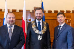 umk_0824.jpg-Aleksander Miszalski, gratulacje, prezydent, goście, zaprzysiężenie, ślubowanie