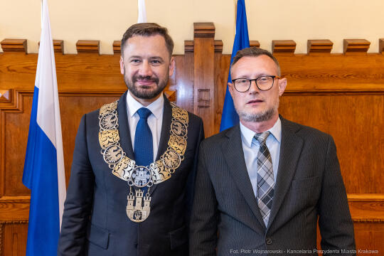 umk_0826.jpg-Aleksander Miszalski, gratulacje, prezydent, goście, zaprzysiężenie, ślubowanie
