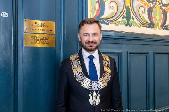 umk_0842.jpg-Aleksander Miszalski, gratulacje, prezydent, goście, zaprzysiężenie, ślubowanie
