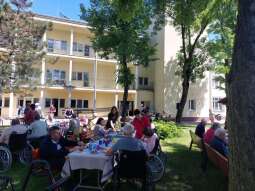 20240516_132548.jpg-Piknikowe spotkanie w "Kręgu" na Nowaczyńskiego.