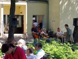 20240516_132601.jpg-Piknikowe spotkanie w "Kręgu" na Nowaczyńskiego.