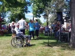 20240516_132957.jpg-Piknikowe spotkanie w "Kręgu" na Nowaczyńskiego.