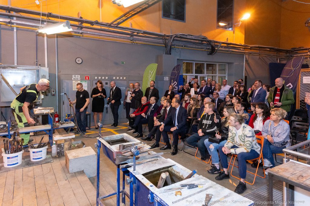 Prezydent, Miszalski, Krakowska Huta Szkła, wernisaż, wystawa, Eksperyment, szkło, szklane  Autor: P. Wojnarowski