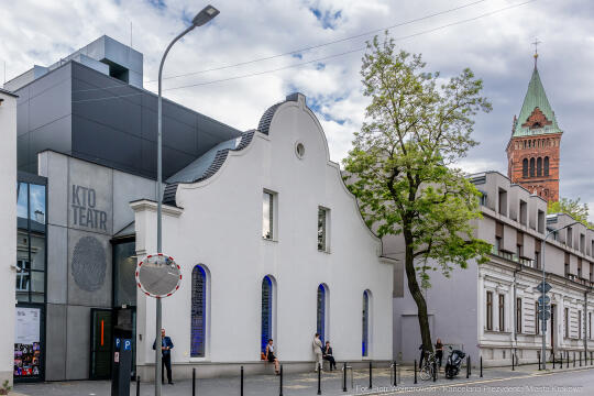 Jacek Zieliński urodził się 6 września w Krakowie. Ukończył liceum muzyczne w klasie skrzypiec