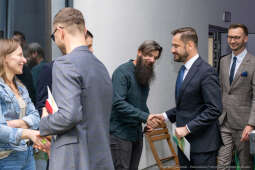 Jacek Zieliński urodził się 6 września w Krakowie. Ukończył liceum muzyczne w klasie skrzypiec