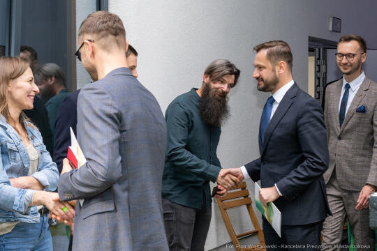 Jacek Zieliński urodził się 6 września w Krakowie. Ukończył liceum muzyczne w klasie skrzypiec