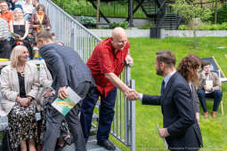Jacek Zieliński urodził się 6 września w Krakowie. Ukończył liceum muzyczne w klasie skrzypiec