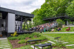 Jacek Zieliński urodził się 6 września w Krakowie. Ukończył liceum muzyczne w klasie skrzypiec