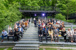 Jacek Zieliński urodził się 6 września w Krakowie. Ukończył liceum muzyczne w klasie skrzypiec