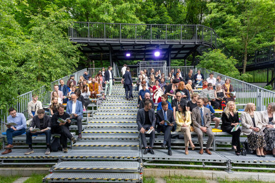 Jacek Zieliński urodził się 6 września w Krakowie. Ukończył liceum muzyczne w klasie skrzypiec
