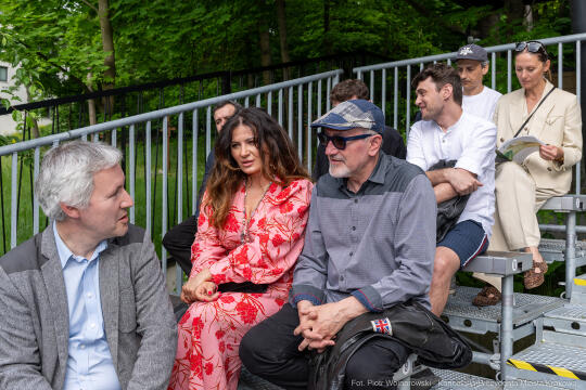 Jacek Zieliński urodził się 6 września w Krakowie. Ukończył liceum muzyczne w klasie skrzypiec