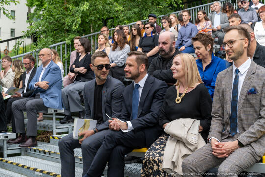 Jacek Zieliński urodził się 6 września w Krakowie. Ukończył liceum muzyczne w klasie skrzypiec