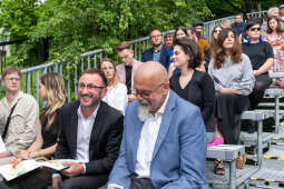 Jacek Zieliński urodził się 6 września w Krakowie. Ukończył liceum muzyczne w klasie skrzypiec