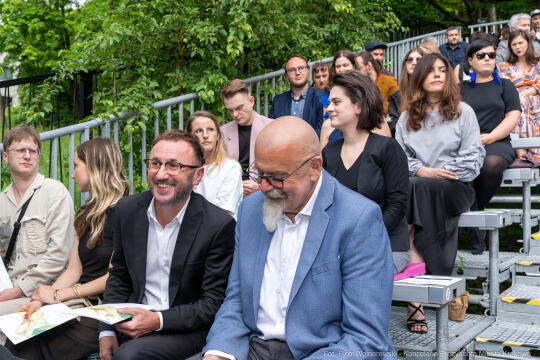 Jacek Zieliński urodził się 6 września w Krakowie. Ukończył liceum muzyczne w klasie skrzypiec