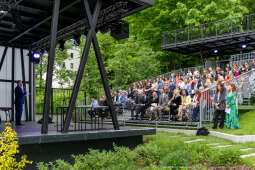 Jacek Zieliński urodził się 6 września w Krakowie. Ukończył liceum muzyczne w klasie skrzypiec