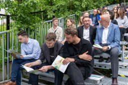 Jacek Zieliński urodził się 6 września w Krakowie. Ukończył liceum muzyczne w klasie skrzypiec