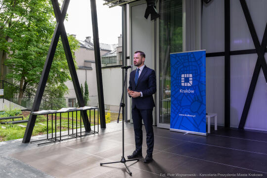 Jacek Zieliński urodził się 6 września w Krakowie. Ukończył liceum muzyczne w klasie skrzypiec