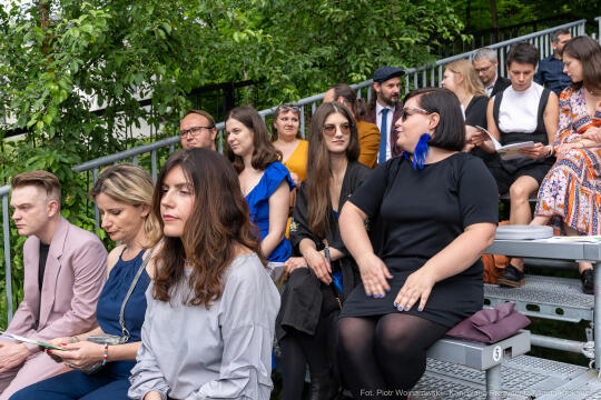 Jacek Zieliński urodził się 6 września w Krakowie. Ukończył liceum muzyczne w klasie skrzypiec