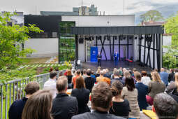 Jacek Zieliński urodził się 6 września w Krakowie. Ukończył liceum muzyczne w klasie skrzypiec