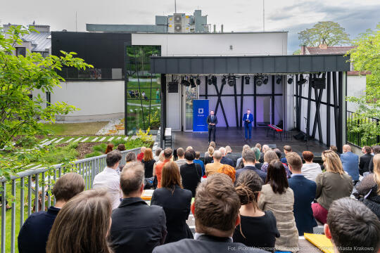 Jacek Zieliński urodził się 6 września w Krakowie. Ukończył liceum muzyczne w klasie skrzypiec